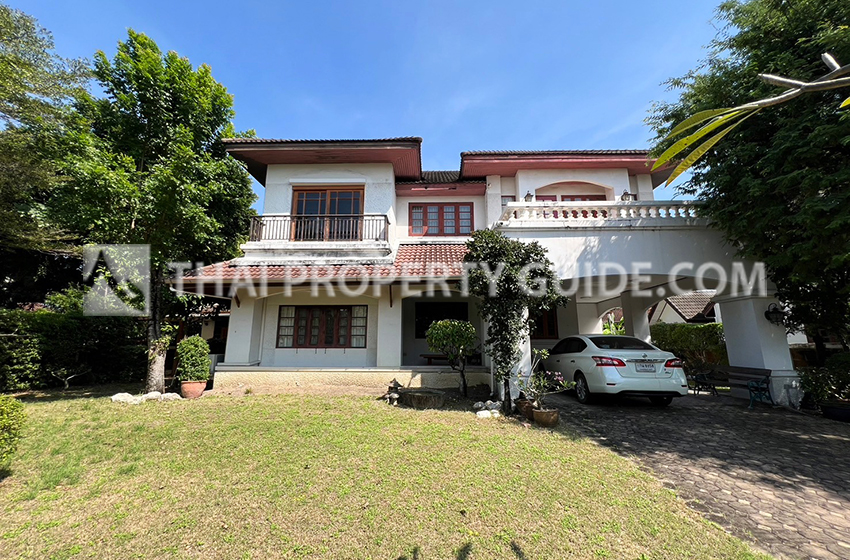 House with Shared Pool in Srinakarin 